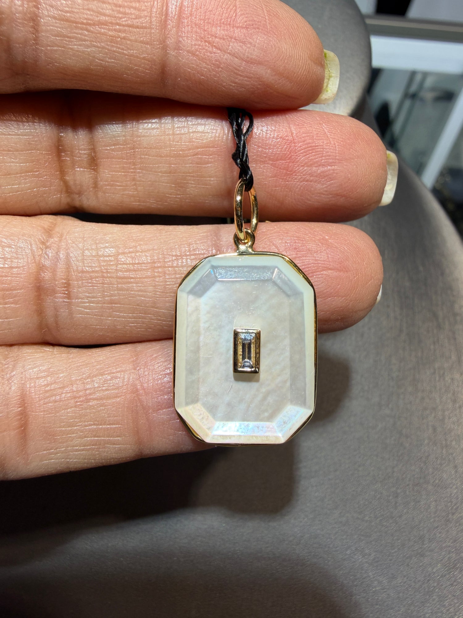 18k Yellow Gold Pendant With Mother Of Pearl