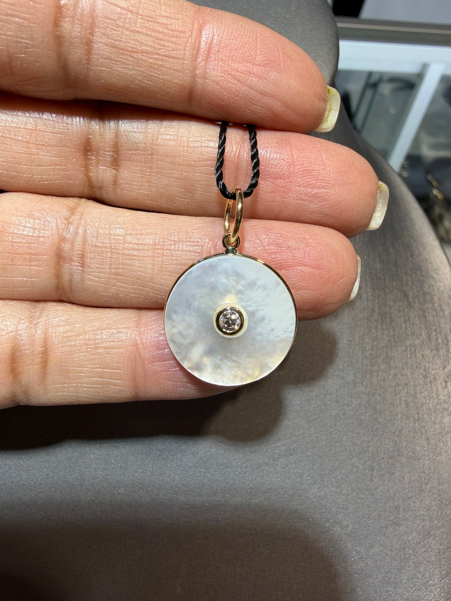 18k Yellow Gold Pendant With Mother Of Pearl