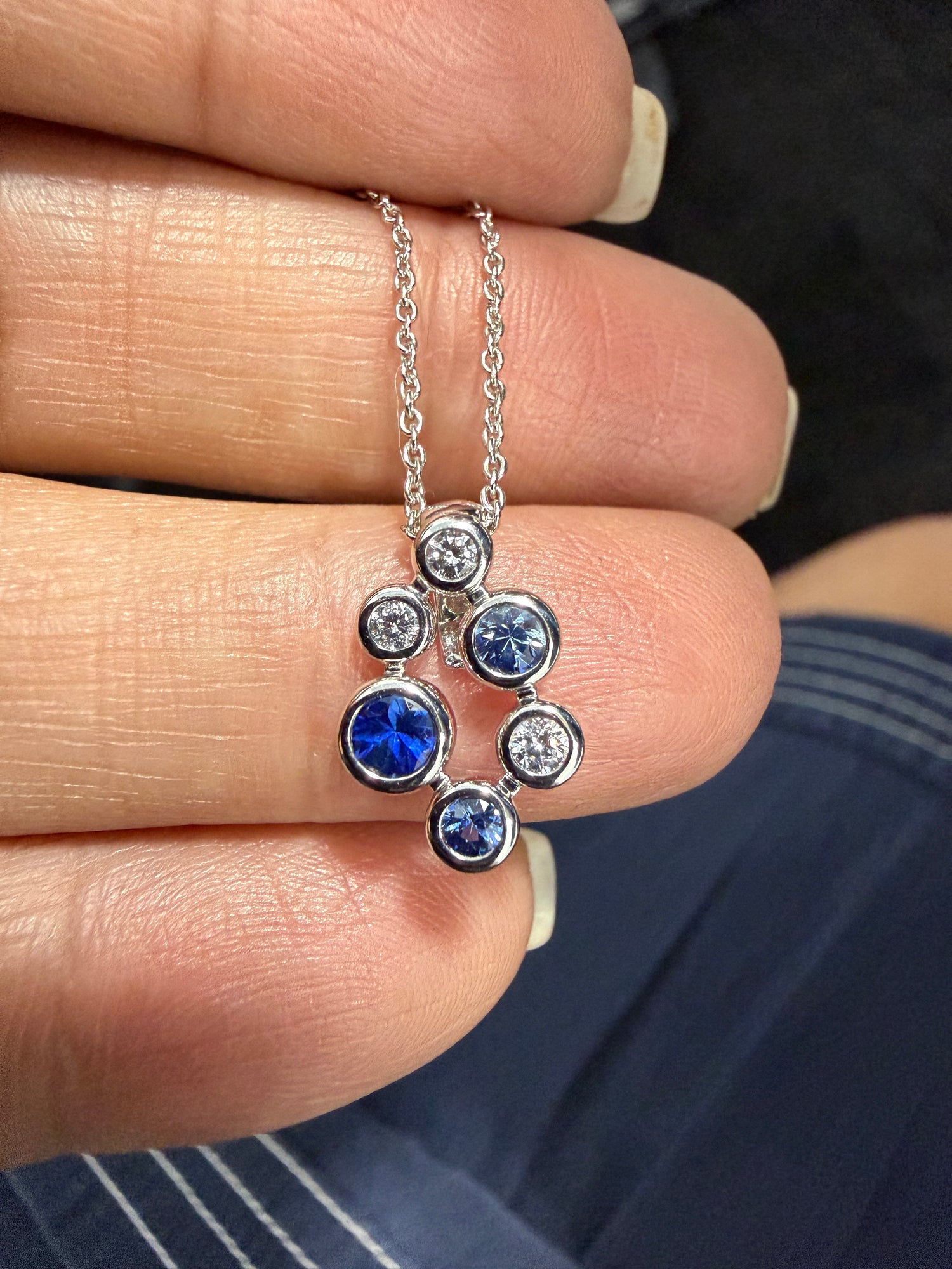 18k White Gold Pendant With Sapphire