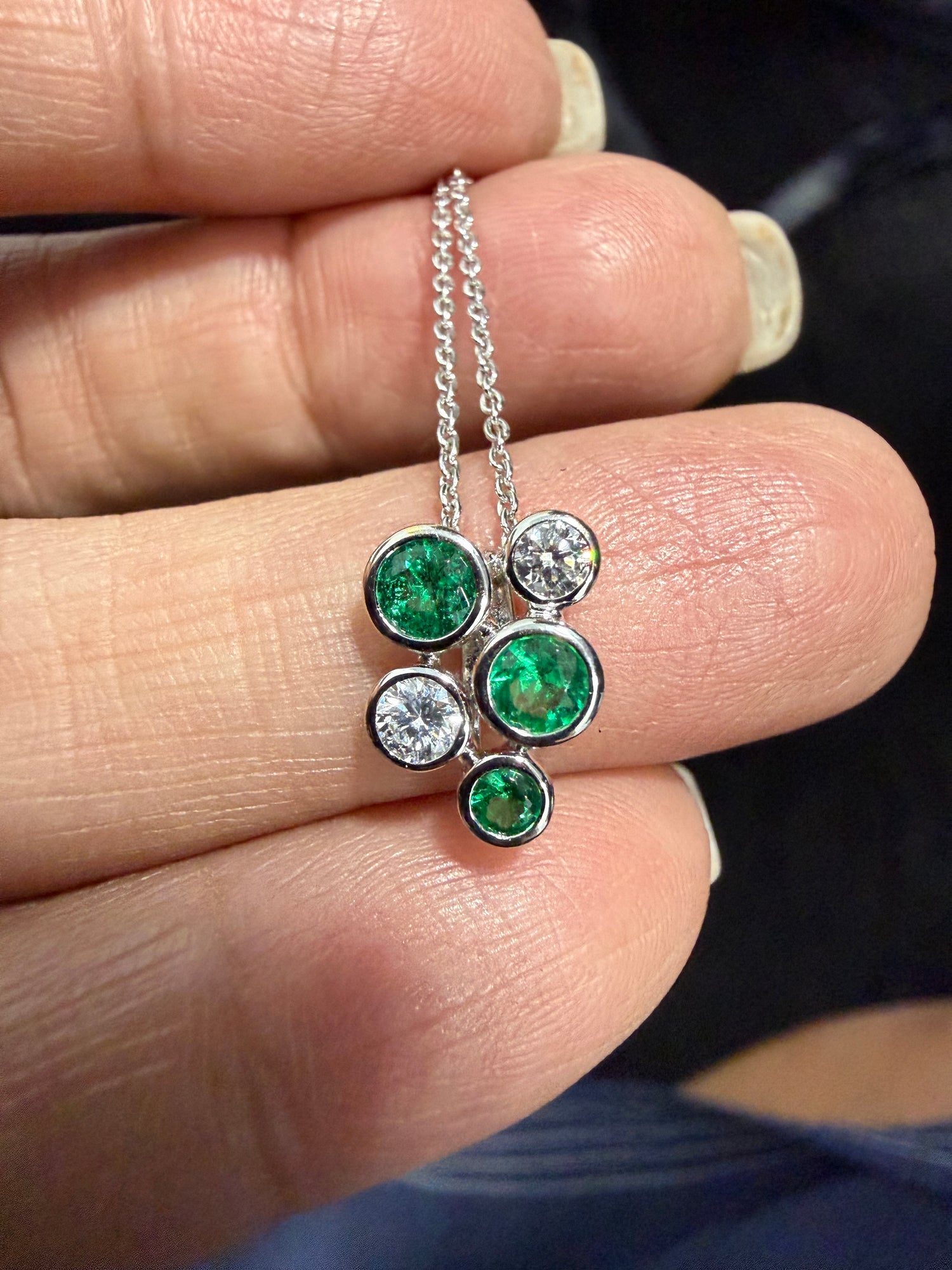 18k White Gold Pendant With Emerald