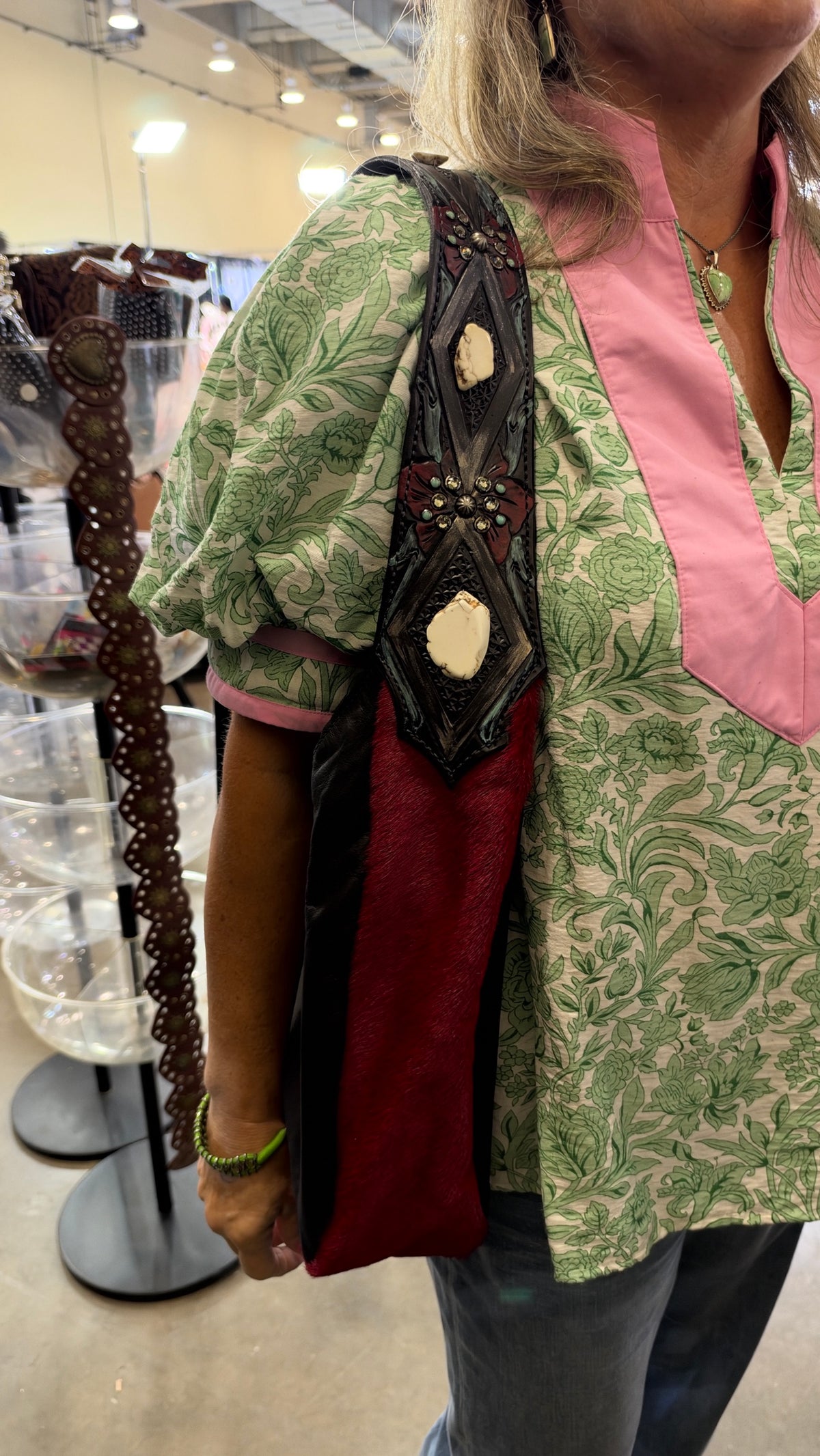 Heritage Brand Marilyn bag No. 2360 worn on the shoulder at the Dallas show