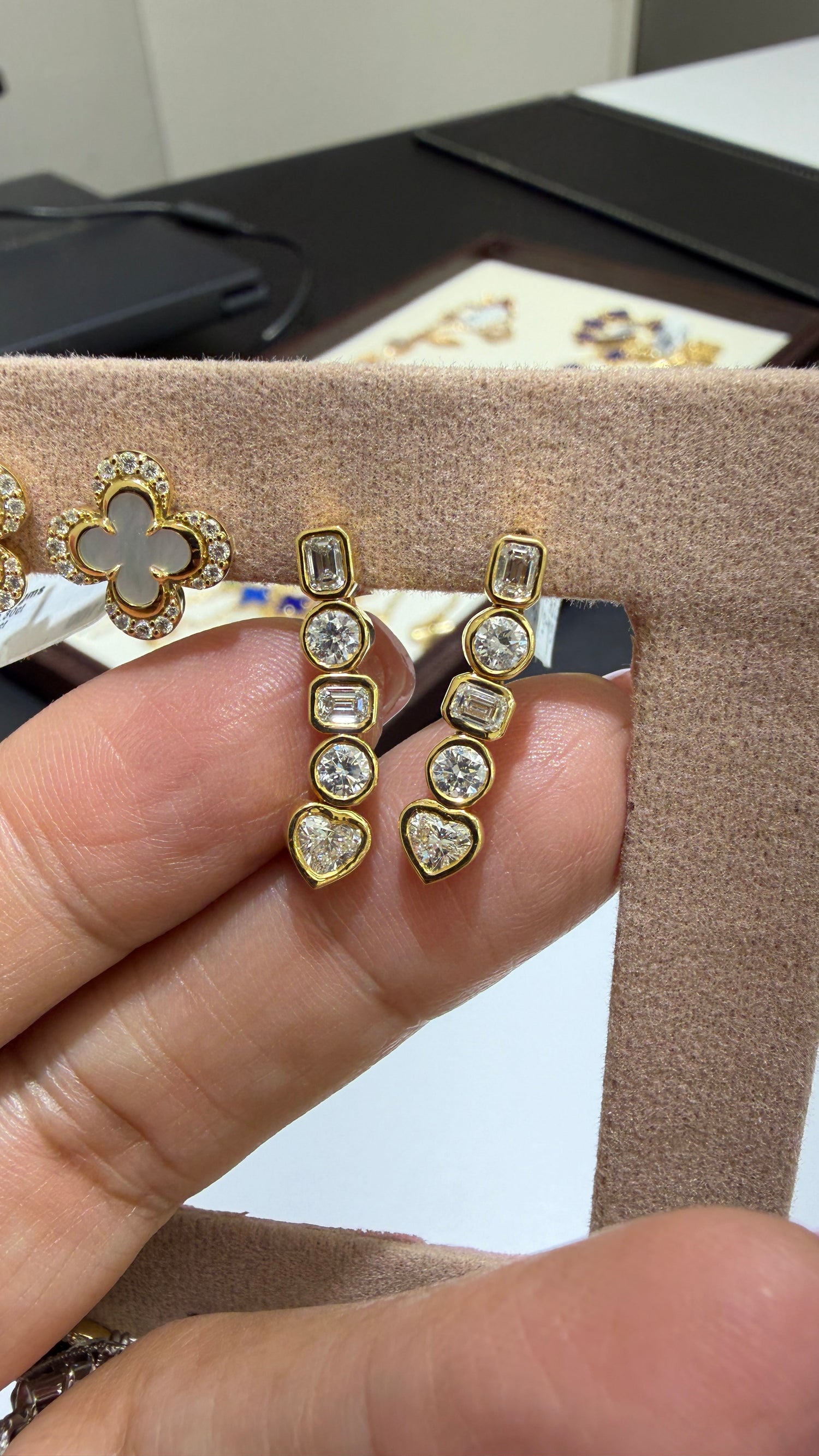 18k Yellow Gold Earrings With Diamond