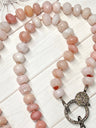 Halskette mit rosafarbenem Opal und Blumenanhänger aus Sterlingsilber mit Pavé-Diamant
